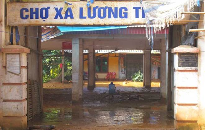 Yên[-]Bái:[-]bùn[-]thải[-]nhà[-]máy[-]quặng[-]vùi[-]lấp[-]ruộng[-]lúa,[-]vườn[-]tược